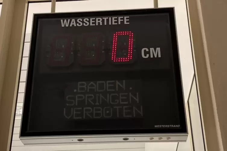 Wassertiefe: null Zentimeter. Die Anzeige im Hallenbad funktioniert. 