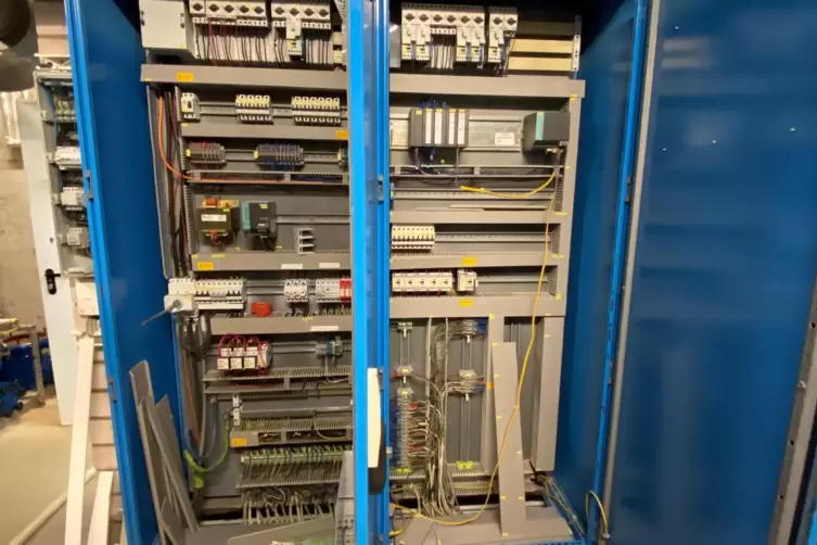 Im Technikraum im Keller ist der Schaltschrank unbrauchbar geworden und muss ausgetauscht werden.