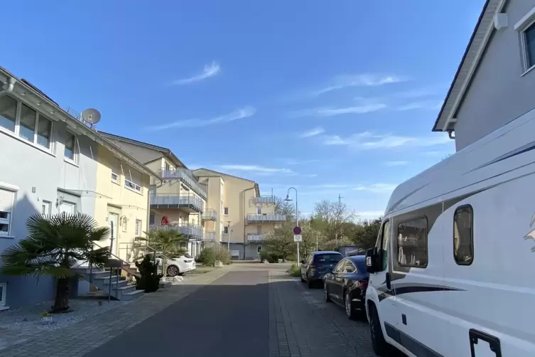 In der Arthur-Nisio-Stra&szlig;e ist selten ein Parkplatz frei.
