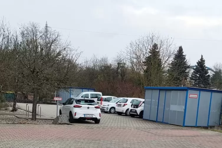 Die zur Seniorenesident geh&ouml;renden Parkpl&auml;tze sind alle vermietet.