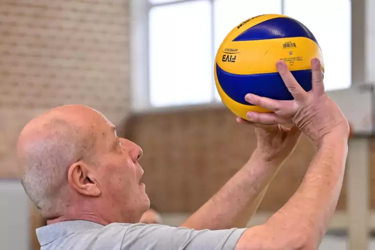Ernst Ohmer in Aktion beim Volleyball. 