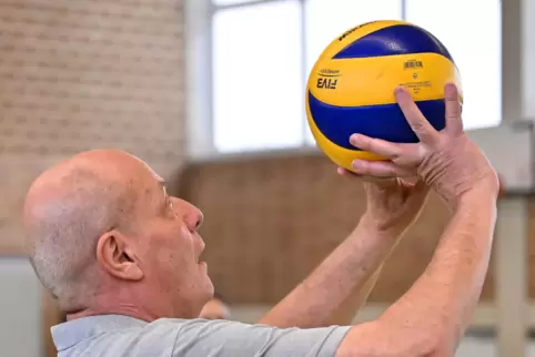 Ernst Ohmer in Aktion beim Volleyball. 