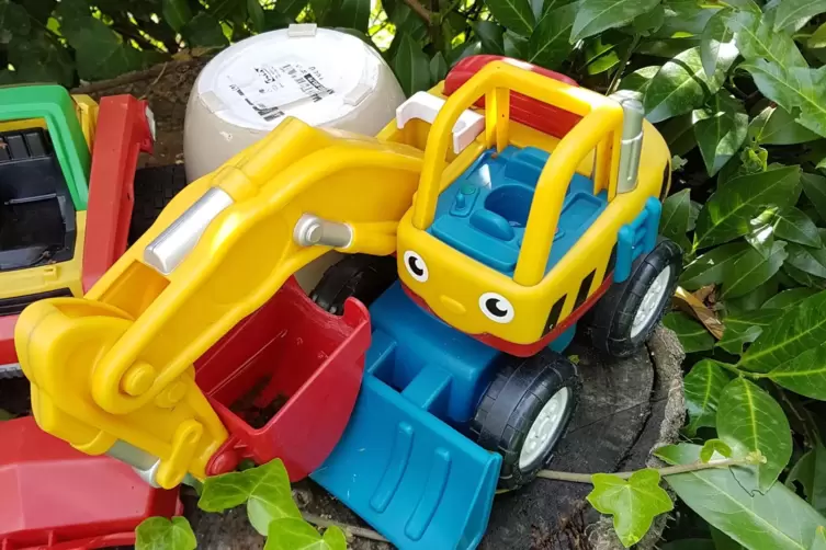 M&ouml;gliche Brutst&auml;tte: ein Spielbagger, in dem sich Regenwasser ansammeln kann. 