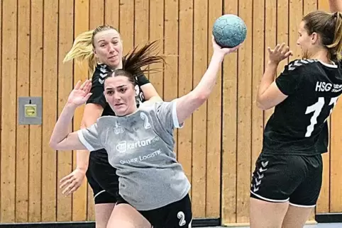 Ella Hartfelder (hier beim Wurf im Spiel gegen Ottweiler) kam zum Saisonabschluss beim TV Merchweiler auf acht Treffer.