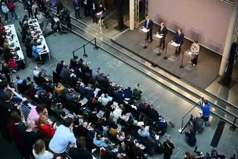 146 Seiten ist der Koalitionsvertrag von Union und SPD dick. Die Parteivorsitzenden stellten ihn gestern in Berlin vor. 