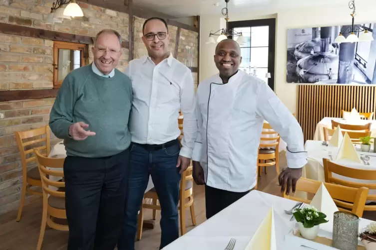 Sind mit dem Gesch&auml;ft zufrieden: Berthold Heberger, Wirt Ben Fradj und Koch Jos&eacute; Monteiro im Gastraum des Restaurants &bdquo;Zum Adler