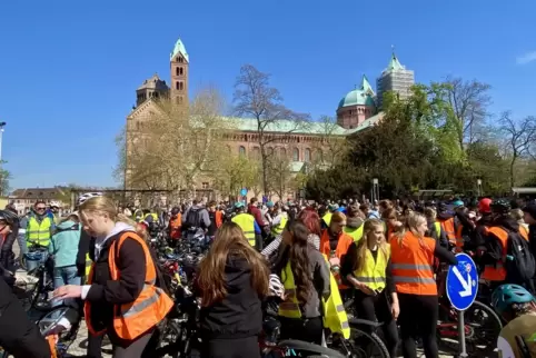 Ankunft in Speyer: Rund 400 Teilnehmer haben sich vor dem Dom versammelt. 