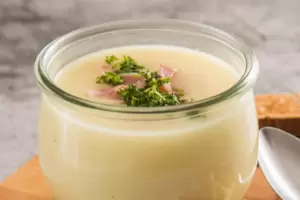 In der Spargelzeit leicht zu kochen: Spargelcremesuppe. 