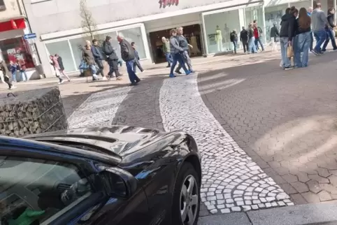 Ein Auto fährt ungehindert an der Gabione vorbei in Richtung Fußgängerzone: Im Nachgang der Pirmasenser Landgrafentage hat es Kr
