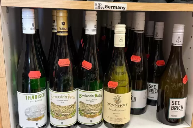Blick in ein Weinregal mit deutschen Weinen in den USA.