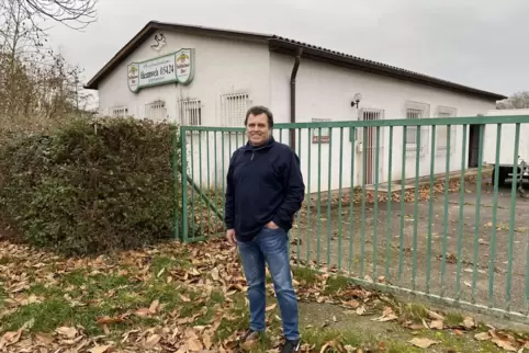 Vorsitzender Dieter Pook vor dem Vereinsheim der Brieftauben-Freunde. 