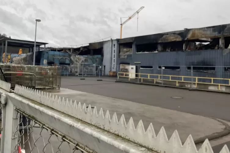 Die v&ouml;llig zerst&ouml;rte Produktionshalle steht noch. 