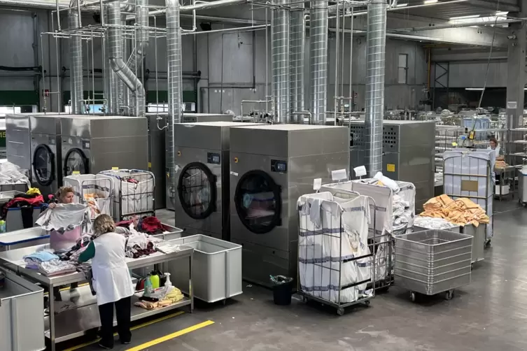 Neue Waschstra&szlig;e: Im &Uuml;bergangsstandort von Elis in Kaiserslautern laufen t&auml;glich 40.000 W&auml;scheteile durch die Maschinen. 