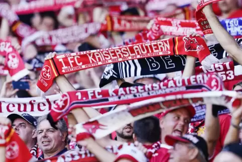 FCK-Fans haben gegen den 1. FC Köln Pyros abgebrannt.