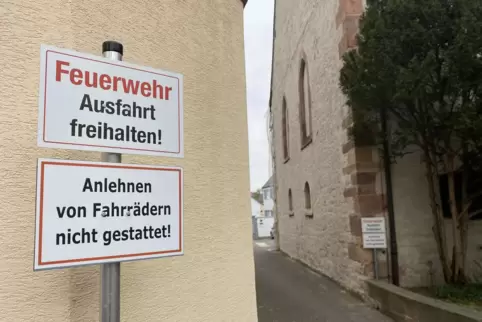 Mehrere Schilder weisen auf die Feuerwehrausfahrt hin. 