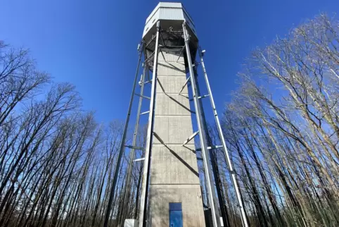 Auch bei Funkern beliebt: Der 43 Meter hohe Wasserturm in Sembach dient Mobilfunkanbietern als Station für ihre Antennen. In sei
