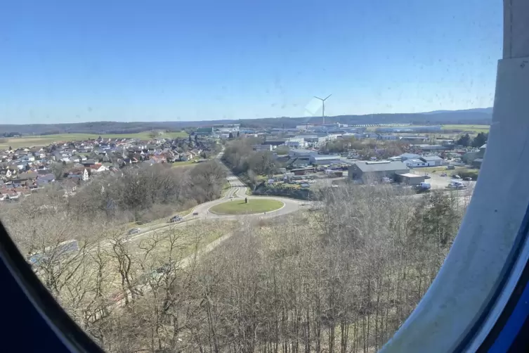 Tolle Aussicht: Die bullaugenf&ouml;rmigen Fenster gew&auml;hren eine gute Rundumsicht auf Sembach und das Gewerbegebiet. 