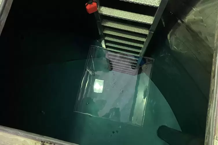 Kostbares Nass: In einem Edelstahlbeh&auml;lter wird das Wasser im Turm vorgehalten. Einmal im Jahr klettert ein Mitarbeiter in den d