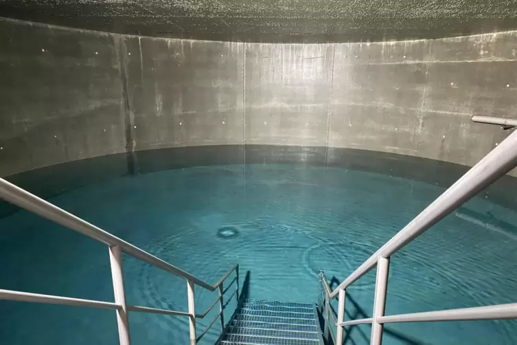 Einladend: Bl&auml;ulich schimmert das Trinkwasser im Hochbeh&auml;lter, obwohl sich nur grauer Beton dar&uuml;ber spannt. 