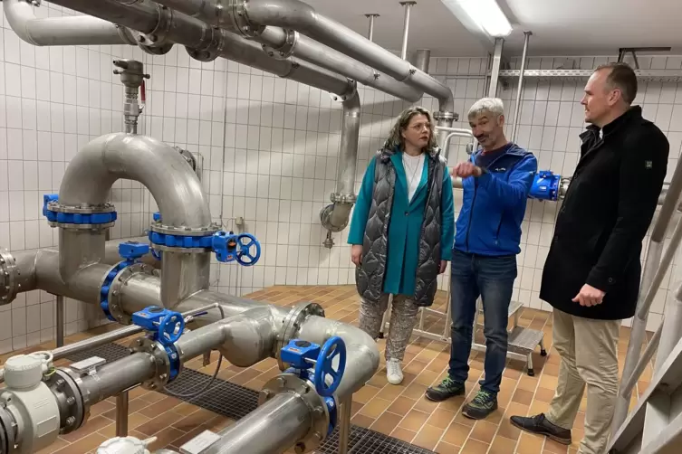 Alles im Blick: Alfred Zolobczuk (Mitte) erkl&auml;rt B&uuml;rgermeisterin Silke Brunck und dem neuen technischen Leiter der VG-Werke, Tho