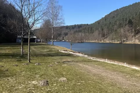 Noch ist es ruhig auf der Liegewiese am Badesee. Hier wird seitlich ein Sandabschnitt hergerichtet.