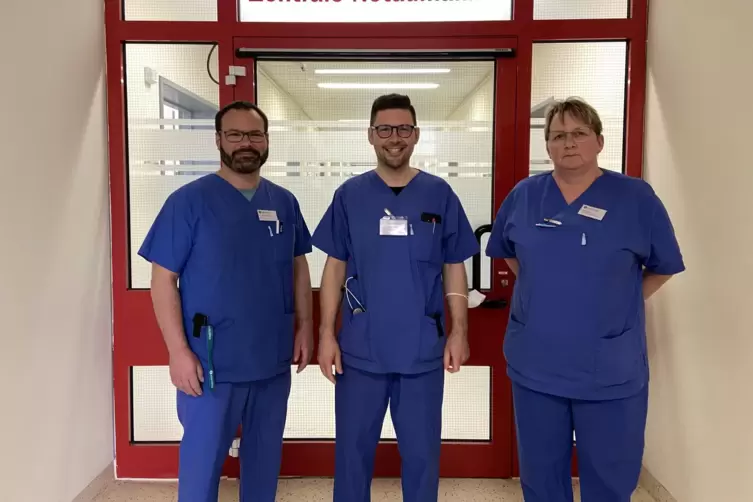 Haben viel Erfahrung in der Arbeit in der Notaufnahme. Chefarzt Manuel Lingner (links), Oberarzt Daniel Sch&auml;fer (Mitte) und Tanj