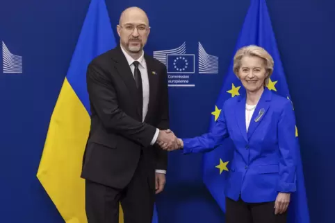 EU-Kommissionspräsidentin Ursula von der Leyen begrüßt den ukrainischen Ministerpräsidenten Denys Schmyhal. 