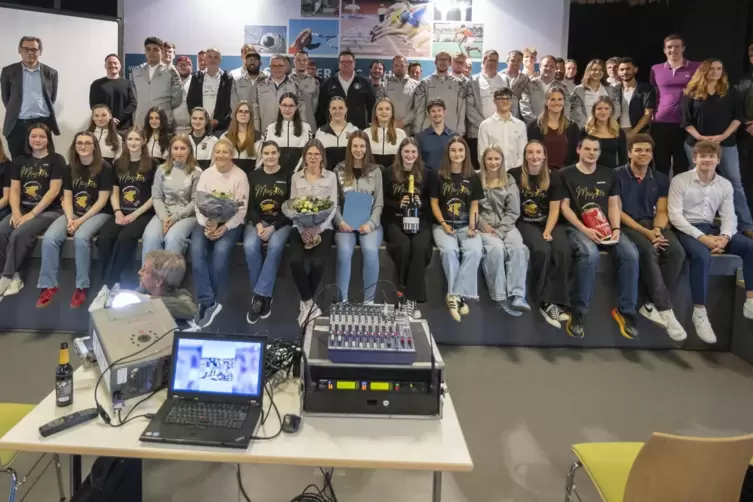 Da war die Bühne im Althornbacher Bürgerhaus ganz schön voll, als alle Nominierten der Sportlerwahl zum gemeinsamen Gruppenfoto 