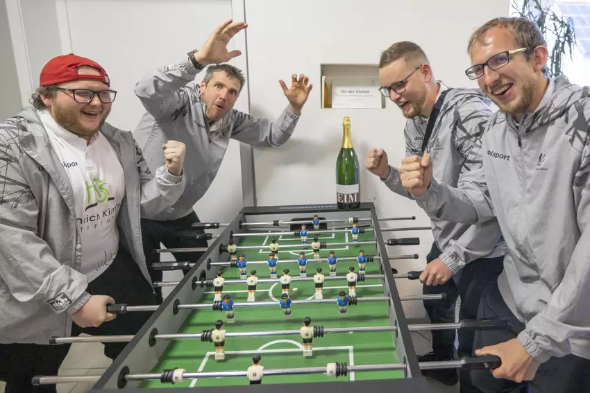 Hatten viel Spaß am Tischkicker und freuten sich unbändig darüber, dass sie in der Mannschaftswertung mit Platz drei auf dem Tre