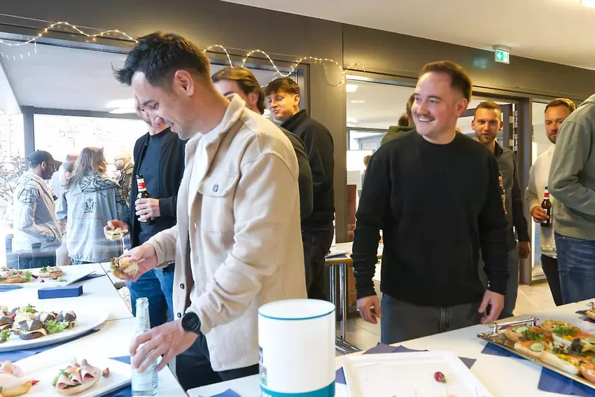 Einsatz am Büfett: Die A-Klassen-Fußballer der SG Bechhofen/Lambsborn – mit Spielertrainer Lukas Agne (vorne links) – freuten si