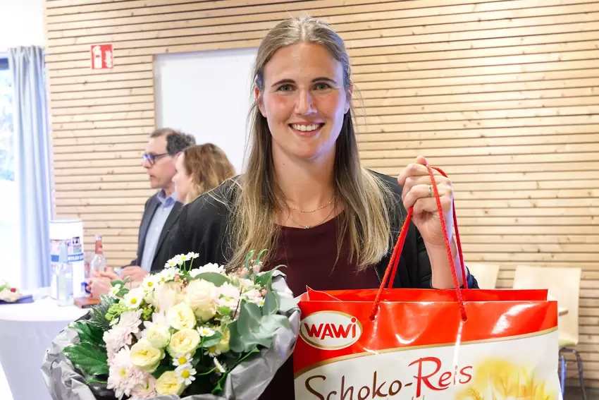 Zurück aus dem Trainingslager in der Türkei nahm Speerwerferin Christin Maurer auch noch die Preise der Vorwoche bei der Sportle