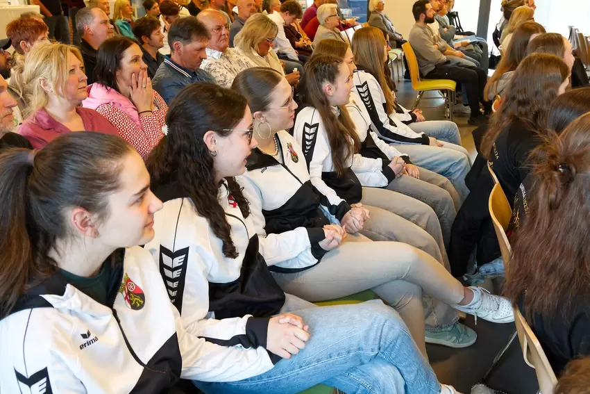 Die Tischtennis-Spielerinnen des Hofenfels-Gymnasium freuten sich in ihrem Bundesfinal-Outfit, als sie immer weiter vorne landet