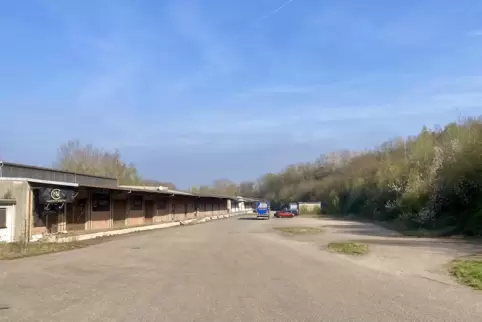 Das weitläufige Güterbahnhofgelände mit dem steilen Bahndamm rechts und der früheren Disko Spirit links hat die Fantasie der Pla