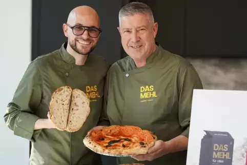 Marco Sinato und Joachim Llambi (rechts) am Donnerstagabend in Köln mit neapolitanischer Pizza und Brot: beides gebacken mit ein