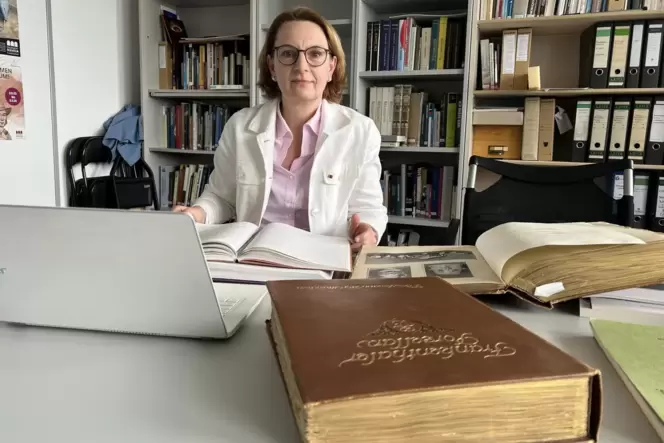 Nimmt noch bis Ende kommender Woche die Sammlung des Erkenbert-Museums unter die Lupe: Provenienzforscherin Katja Terlau. Nimmt noch bis Ende kommender Woche die Sammlung des Erkenbert-Museums unter die Lupe: Provenienzforscherin Katja Terlau.