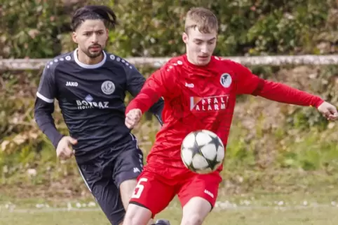 Robin Metz (rechts, hier im Spiel gegen den TuS Rüssingen) will mit seinem TuS Steinbach mit einem Heimsieg gegen Pfeddersheim d