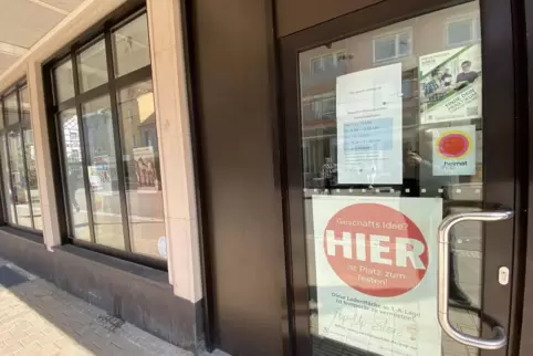 Plakate an dem Haus Ecke Mühlstraße werben noch immer für den hier angebotenen „Platz zum Testen“. Plakate an dem Haus Ecke Mühlstraße werben noch immer für den hier angebotenen „Platz zum Testen“.