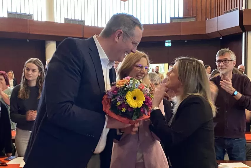 Mit Blumen gratuliert Jennifer Braun, Co-Vorsitzende des SPD-Unterbezirks Südpfalz, Alexander Schweitzer zur Wahl. Sabine Bätzin