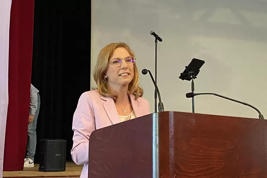 Sabine Bätzing-Lichtenthäler, Landesvorsitzende der SPD, hält eine kämpferische Rede. "Wir sind mittendrin, wir hören zu, wir si