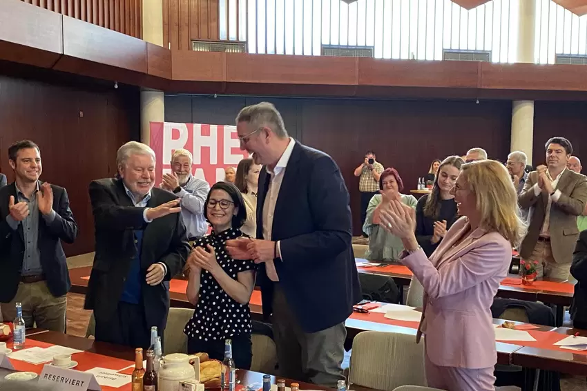 Kurt Beck ist einer der ersten Gratulanten.