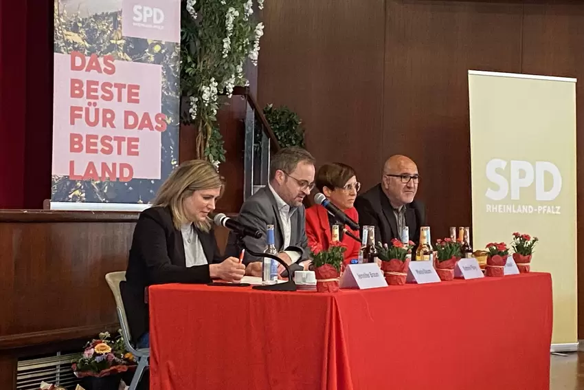Das Tagungspräsidium (von links): Jennifer Braun, Mario Daum, Kathrin Flory und Ziya Yüksel vom SPD-Kreisverband Germersheim.