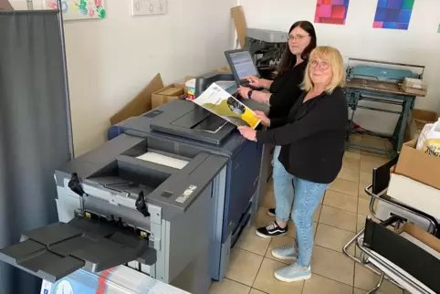 Birgit Ziegler und ihre Tochter Annkatrin betreiben gemeinsam die Druckerei in der Dahner Stadtmitte. 