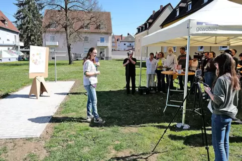 Carola Lehmann aus Bonn (links) stellte am Freitag in der Schwalbenstraße die Piko-Parks vor. 