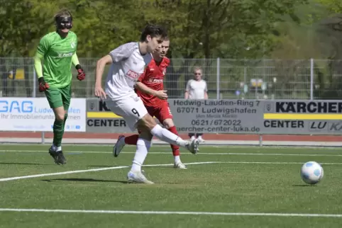 Vorbildliche Schusshaltung: Giuliano Cultrera (weißes Trikot) staubt nach einem abgewehrten Schuss von Steffen Straub zum 1:0 fü