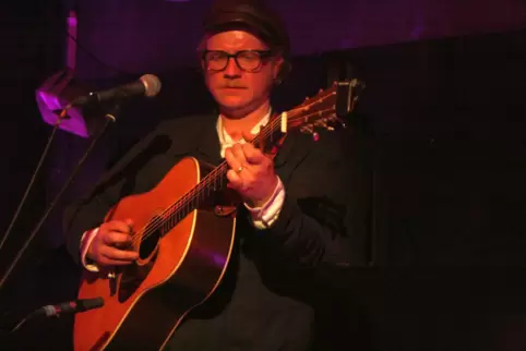 Stand allein und nur mit seiner Gitarre auf der Bühne in Neustadt: Philip Bradatsch. 