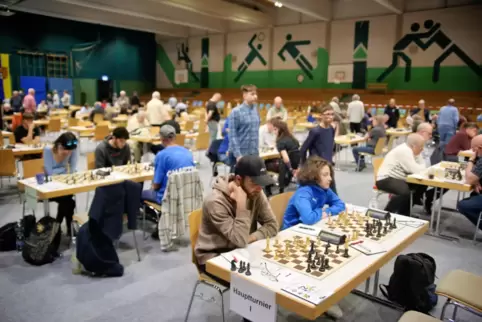 150 Schachspieler ließen am Freitag die Köpfe in der Sporthalle rauchen. 