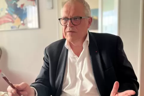 Martin Wegner beim Gespräch in seiner Kanzlei. Der 57-Jährige ist spezialisiert auf Immobilien- und Erbrecht.