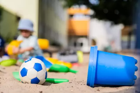 In einer Kita: Die Sozialraumarbeit geht über den Fokus allein auf die Kinder hinaus und bezieht auch die Eltern ein.