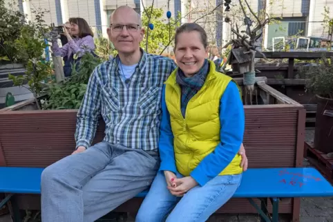 Mit Leidenschaft bei der Sache: Michael und Diana Beermann vor ihrem Beet .