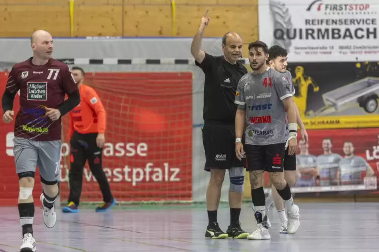 Machte sein bisher bestes Heimspiel für die SG Zweibrücken: Martin Leufke (rechts), der hier eine Zeitstrafe erhält. Links der 1